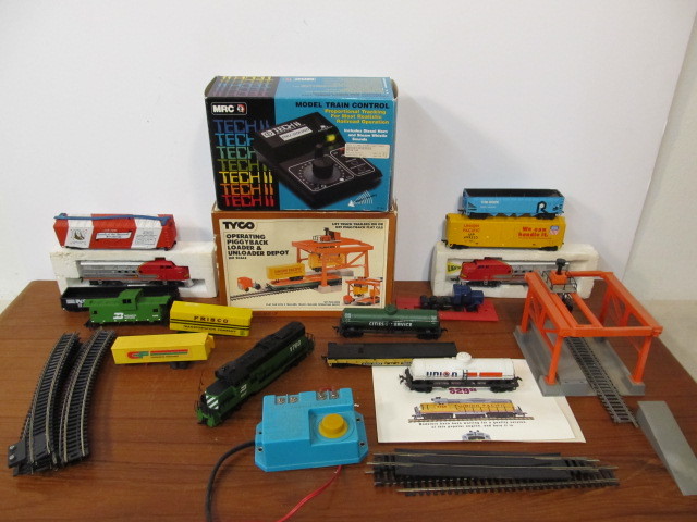 lot 274 image: Lot of Vintage HO Trains & Accessories