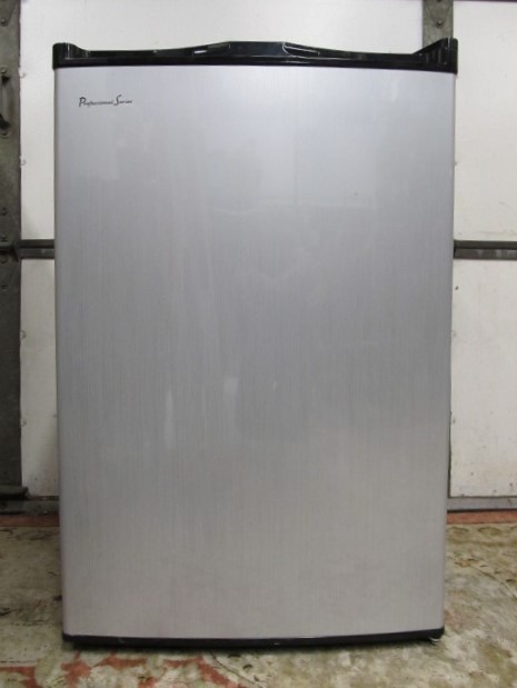 lot 220 image: Working Collezioni Professional Series Mini Fridge Refrigerator