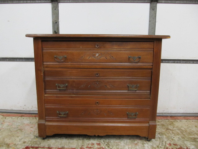 lot 224 image: Antique Victorian 3 Drawer Dresser