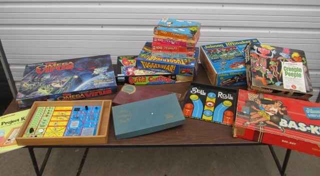 lot 243 image: Large Lot of Assorted Vintage Board Games Toys Puzzles etc
