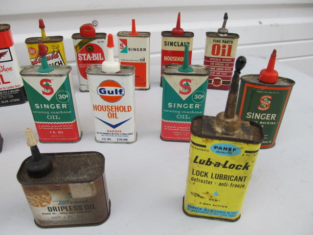 lot 252 image: Large Lot of Vintage Handy Oil Cans etc