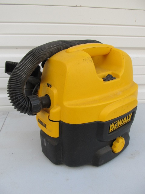 lot 280 image: Working DEWALT Heavy Duty 2 Gallon WetDry Vacuum
