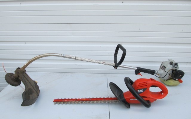 lot 283 image: Echo Weed Whip wBlack & Decker Hedge Hog Trimmer