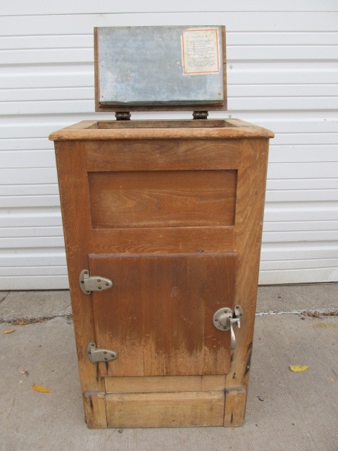 lot 285 image: Antique Tin-Lined Wood Ice Box Chest