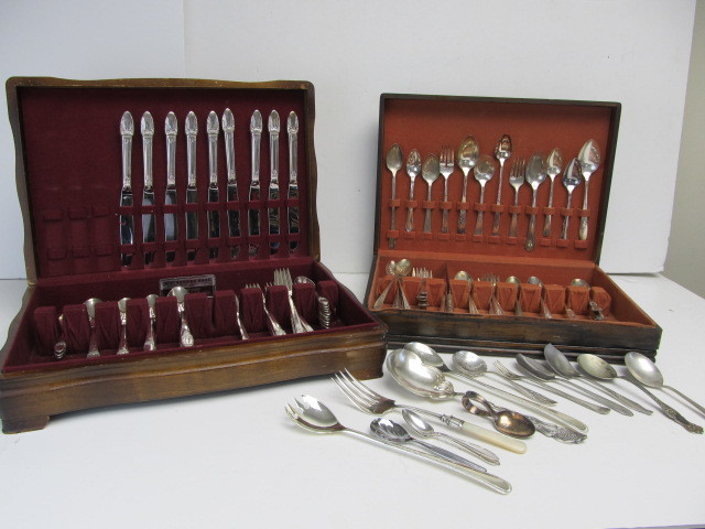 lot 305 image: 2 Vintage Flatware Sets wCases