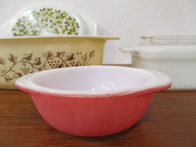 lot 312 image: Nice Group of Vintage PYREX and Fire King