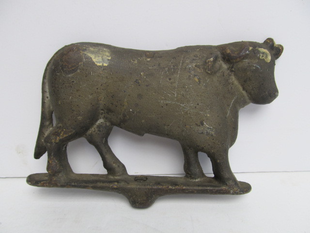 lot 80 image: Original Antique Cast Iron Cow Topper From 1890s GLOEKLERS Butchers Rack
