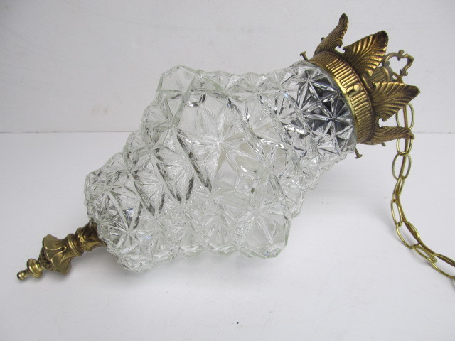 lot 114 image: Nice Vintage Faceted Glass & Brass Hollywood Regency Style Hanging Lamp