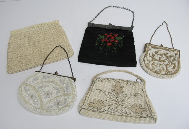lot 144 image: Vintage 1920s-30s Beaded Mesh Purses