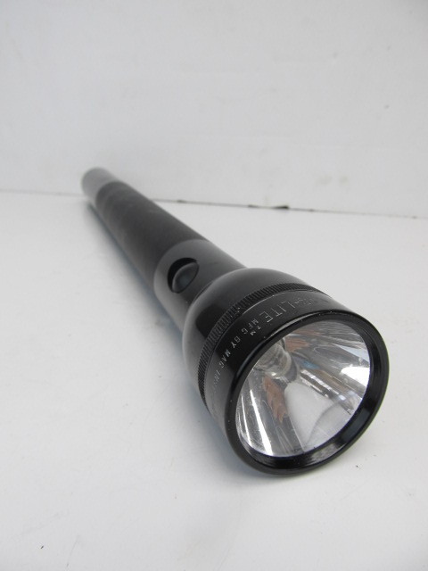 lot 159 image: LARGE Working Heavy Duty MAG-LITE Metal Flashlight