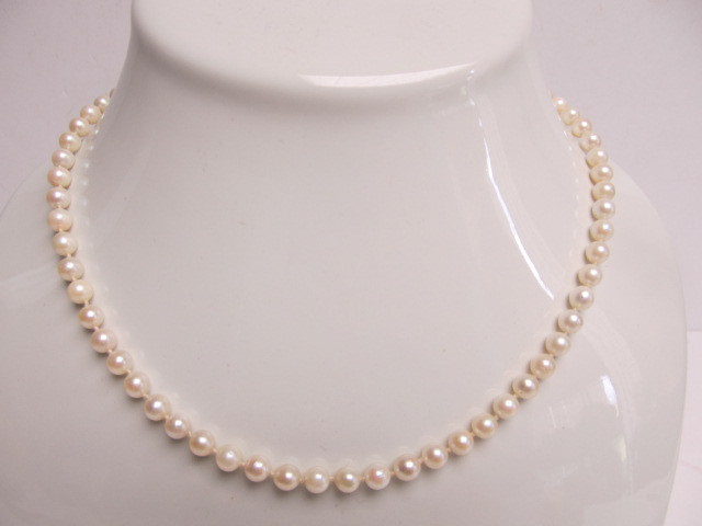 lot 176 image: Cultured Pearl Necklace w10K Gold Clasp - 18 in.