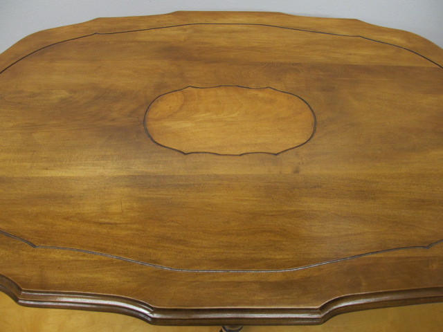 lot 188 image: Nice Vintage Oval Parlor Table