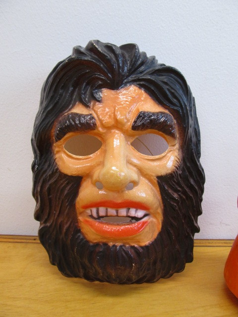 lot 232 image: Group of Vintage Halloween Items