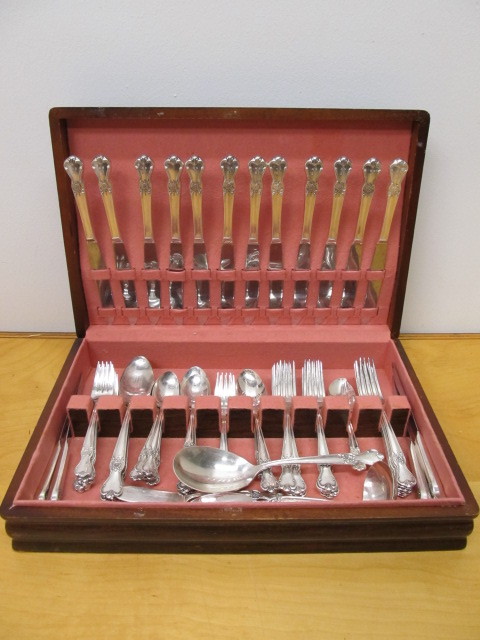 lot 192 image: 60 Piece Matching Set of Vintage Old Company Plate Flatware wCase