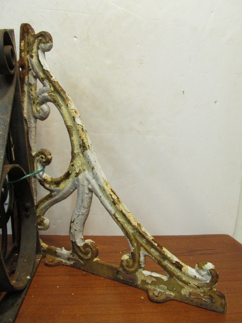 lot 204 image: Lot of 6 Antique Cast Iron Corner Brackets