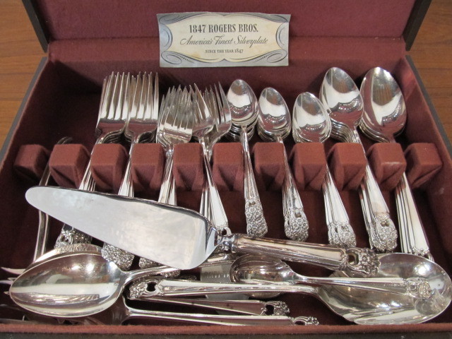 lot 208 image: Large Set of 1940s Rogers Eternally Yours 82 Piece Flatware Set wCase