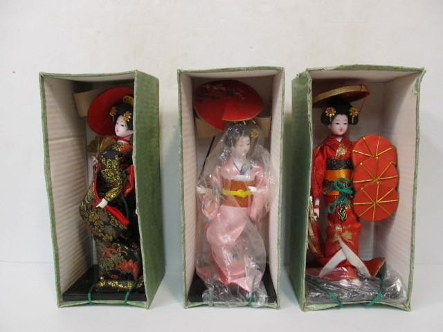 lot 222 image: 3 Vintage Japanese Geisha Dolls wCases