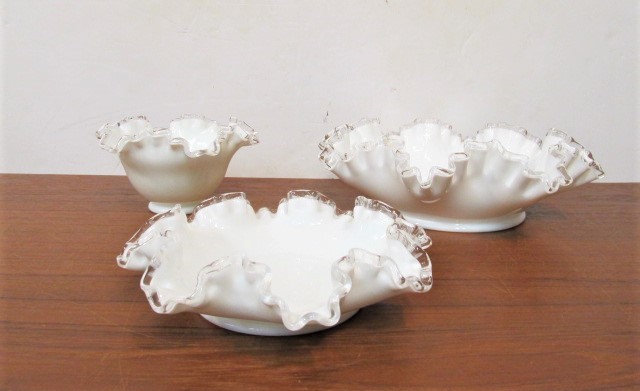 lot 223 image: Vintage FENTON Silvercrest White Clear Ruffled Edge Dishes Set of 3