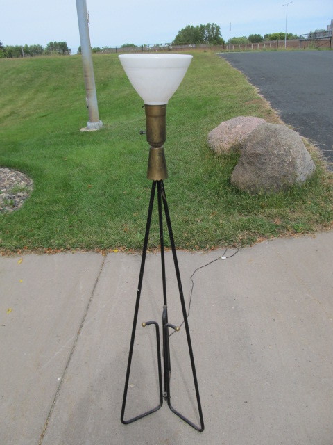 lot 8 image: Mid Century Hairpin Style Iron & Brass Floor Lamp