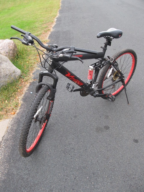 lot 247 image: Genesis V2100 Mens Mountain Bike
