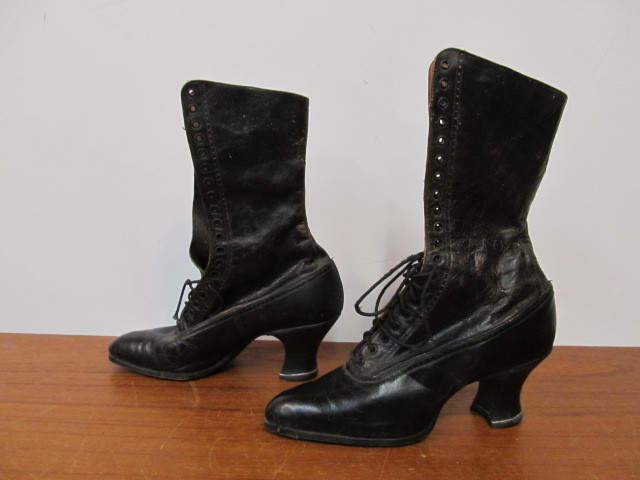 lot 251 image: Antique Victorian Ladies Boots 