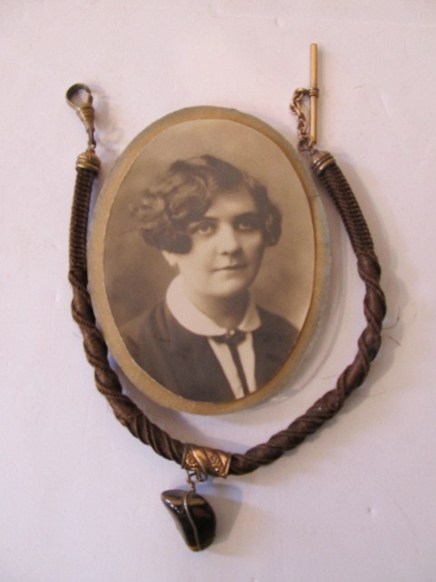 lot 253 image: Antique Victorian Mesh Purses wWoven Hair Necklace & Photo