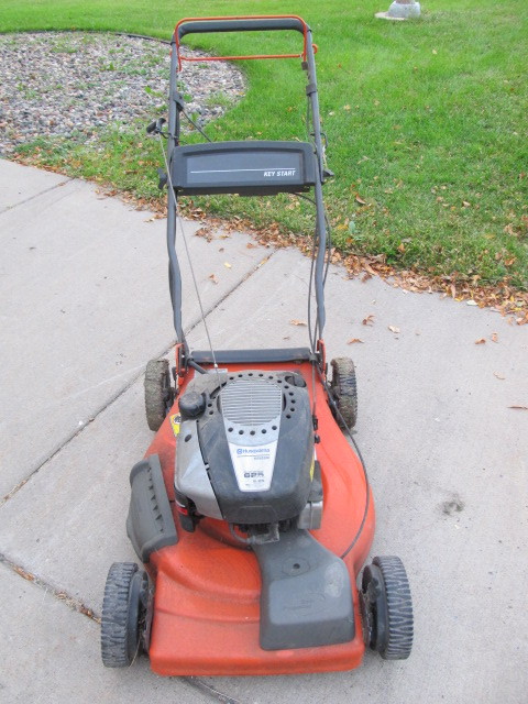 lot 256 image: Working HUSQVARNA Self Propelled Key-Start Lawn Mower wBag