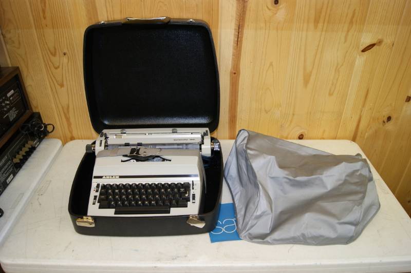 lot 15 image: ADLER SATELLITE 2001 VINTAGE ELECTRIC TYPEWRITER W HARD CASE WORKS WEST GERMANY