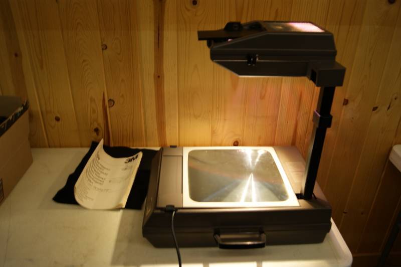 lot 17 image: 3M 2000 AG Overhead Projector Compact Portable Briefcase