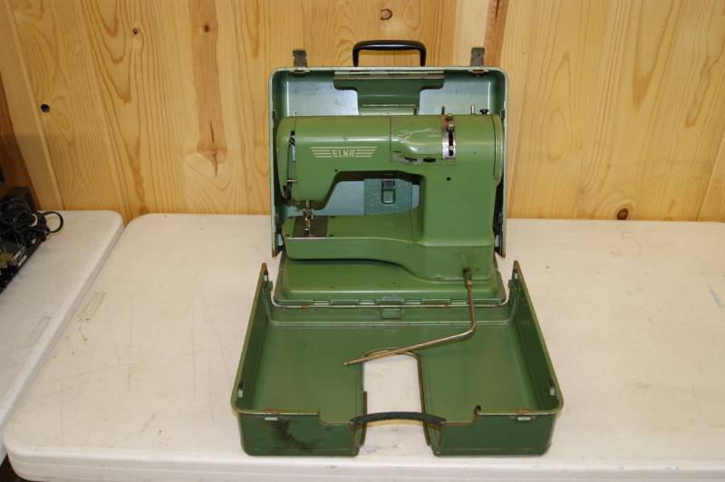 lot 19 image: Elna Model 722010 Vintage Sewing Machine