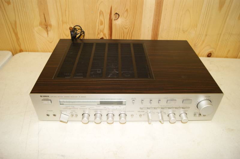 lot 21 image: Yamaha Natural Sound Stereo Receiver R-2000
