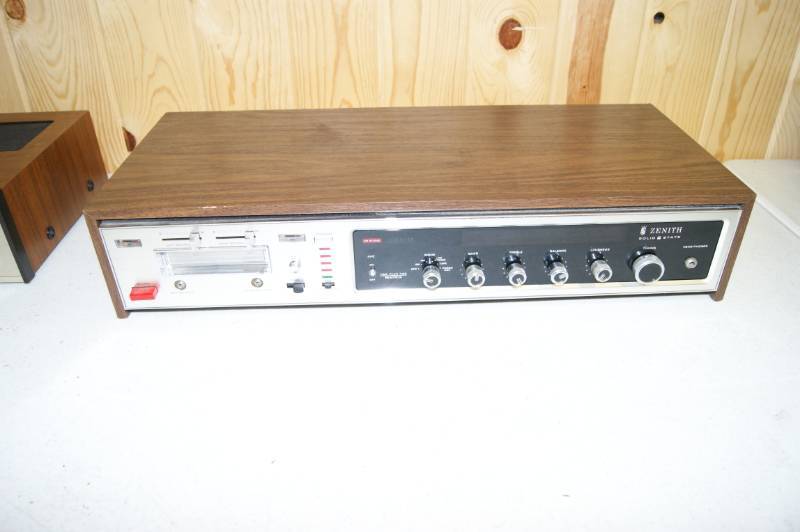 lot 30 image: Vintage 1970s Zenith F685W Digilite Solid State Stereo 8 Track Recorder Receiver