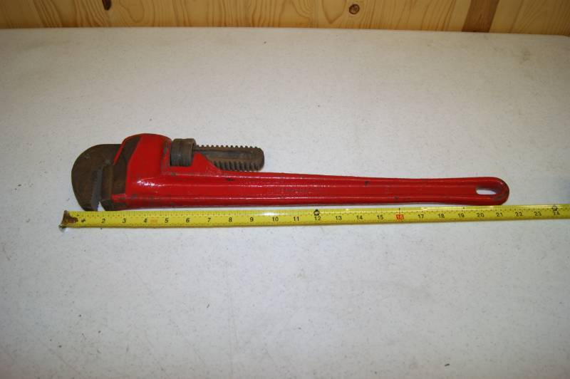lot 32 image: Large Pipe Wrench