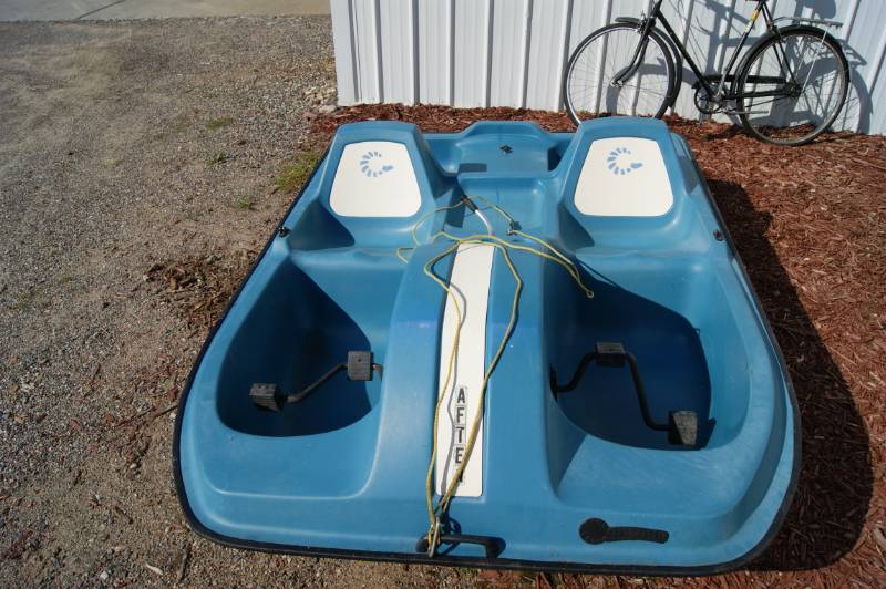 lot 49 image: 2 Person Paddle Boat