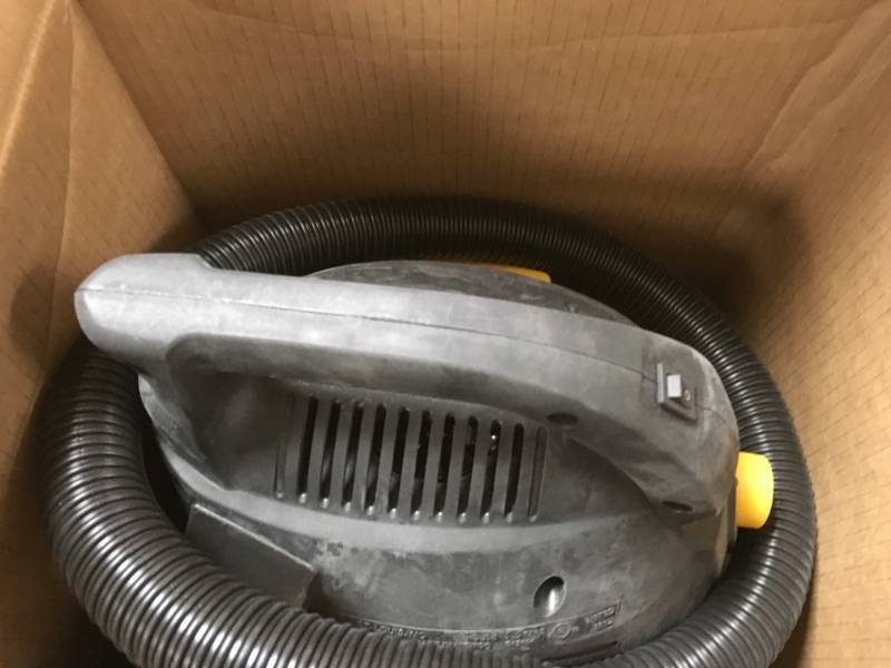 lot 70 image: STINGER 2.5 Gal. 1.75-Peak HP Compact Wet Dry Vac WD2025 used in working condition