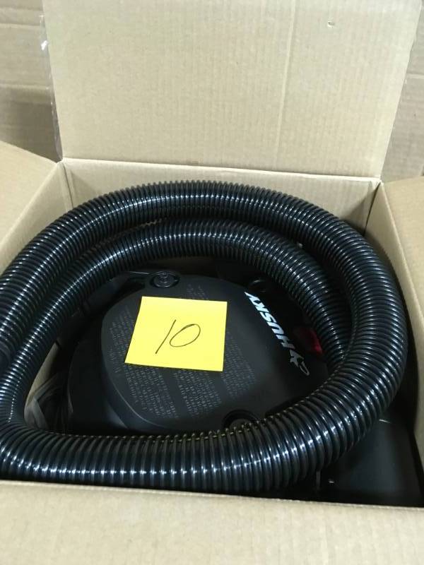 lot 10 image: Husky 4 Gal. Portable Poly WetDry Vac  in good condition