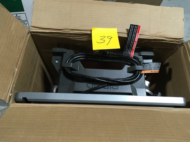 lot 39 image: RIDGID 6.5 Amp Corded 7 in. Table Top Wet Tile Saw  in good condition