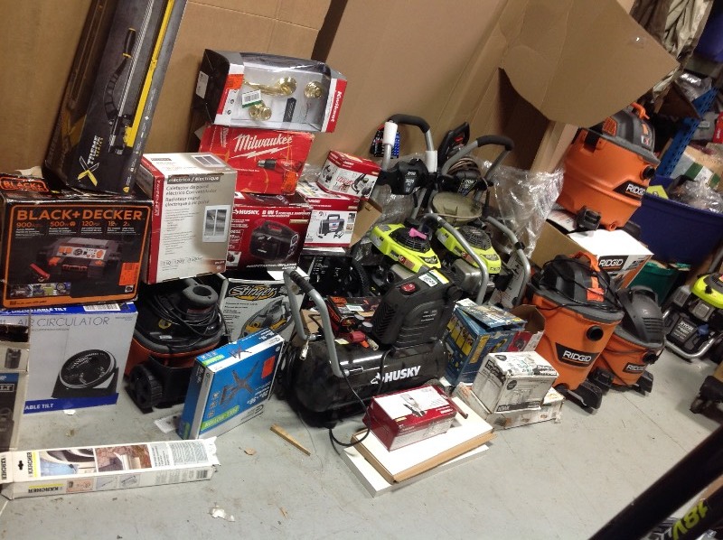 lot 113 image: Pallet of Assorted Salvage tools for parts or repair
