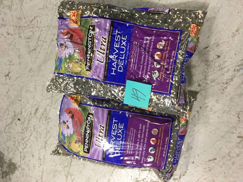 lot 49 image: Pennington 10-lb Bird Food Bag (Black Oil Sunflower) 2149601787