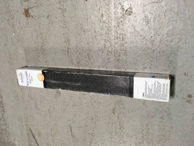 lot 3 image: Summer Infant 30 in. H Retractable Gate in good condition