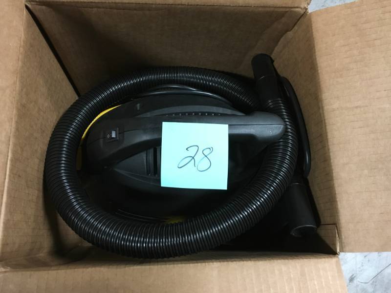 lot 28 image: STINGER WETDRY VAC 2.5 GAL WD20250