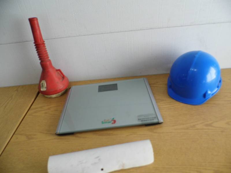 lot 9 image: Scale - Hard Hat