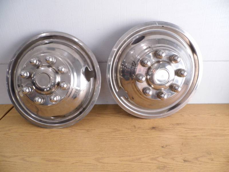 lot 11 image: Hub Caps