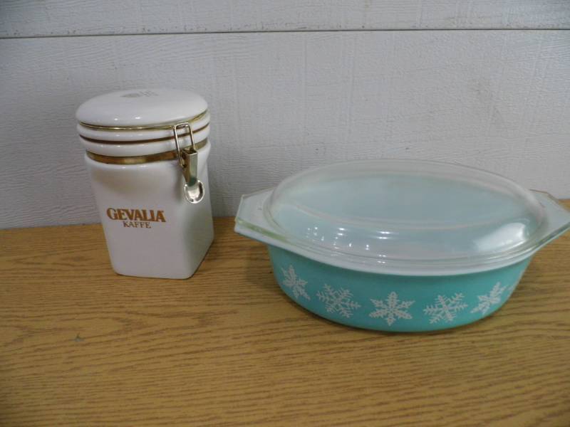 lot 41 image: Pyrex - Canister
