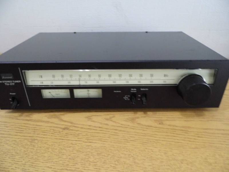 lot 62 image: Sansui Tuner