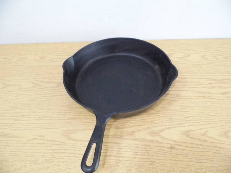 lot 65 image: Griswold Frying Pan