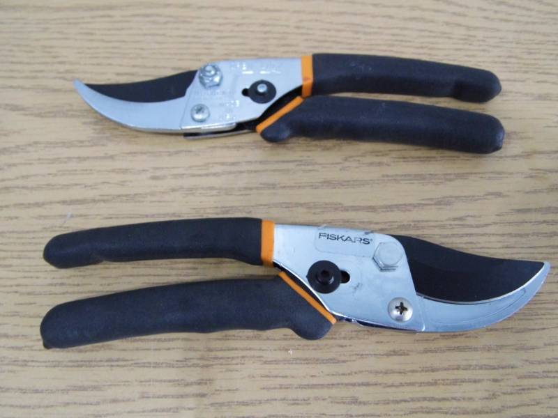 lot 78 image: Lot of 2 Pair Fiskars Cutters