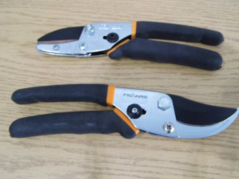lot 79 image: Lot of 2 Pair Fiskars Cutters