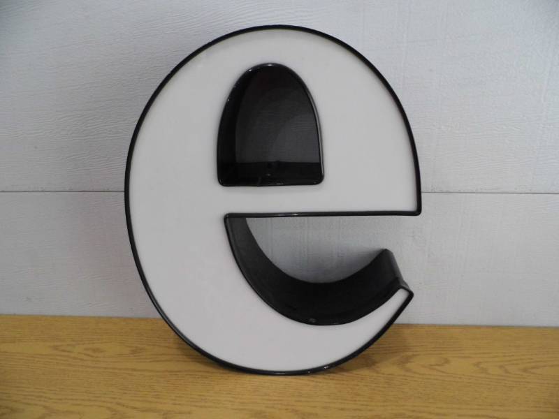 lot 82 image: LED Letter e