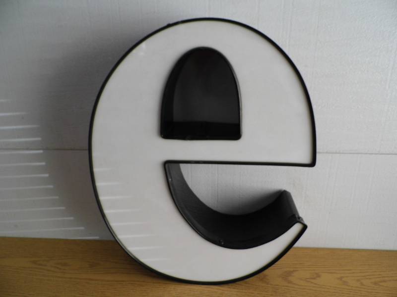 lot 83 image: LED Letter e